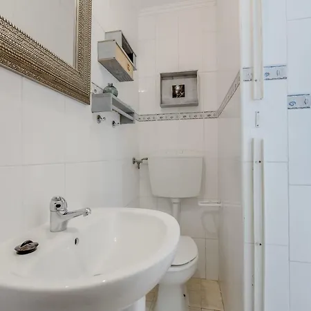 Light Filled Typical At Alfama, By Timecooler Apartmán *
